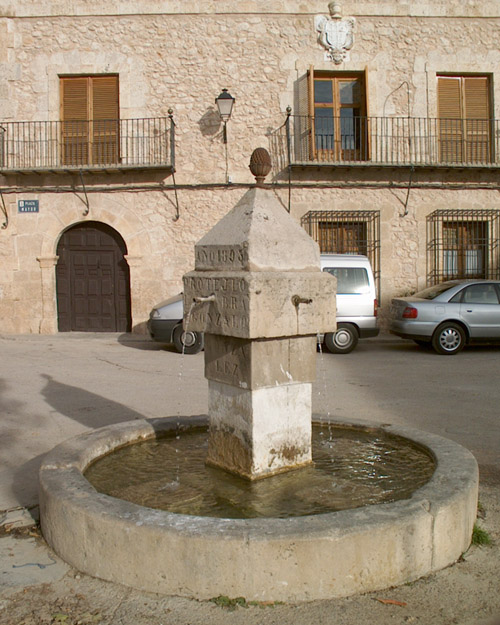 Plaza Mayor con la fuente y la casa de los obispos